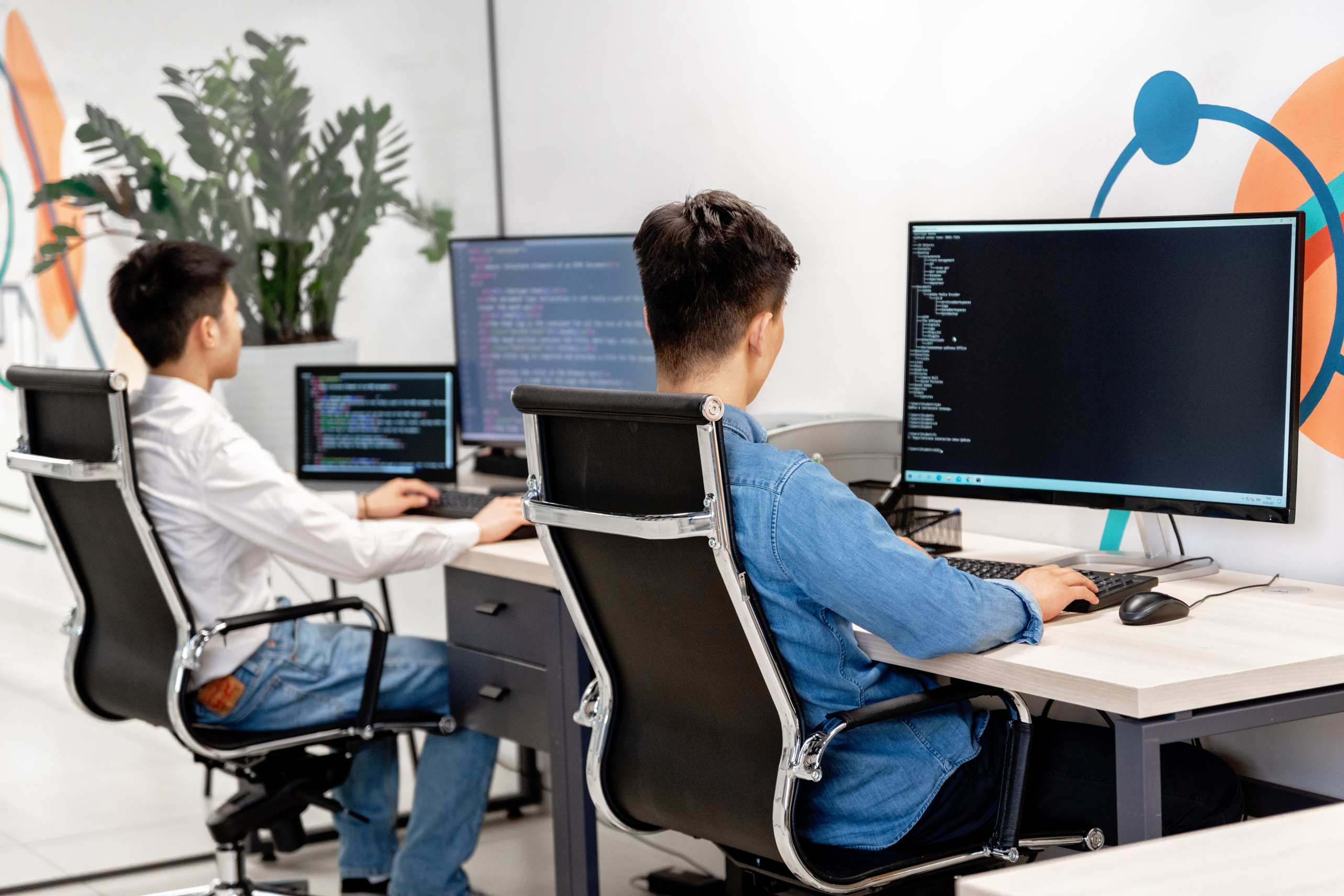 โต๊ะทำงานที่มีแล็ปท็อปสำหรับพัฒนาซอฟต์แวร์ — office workspace programming