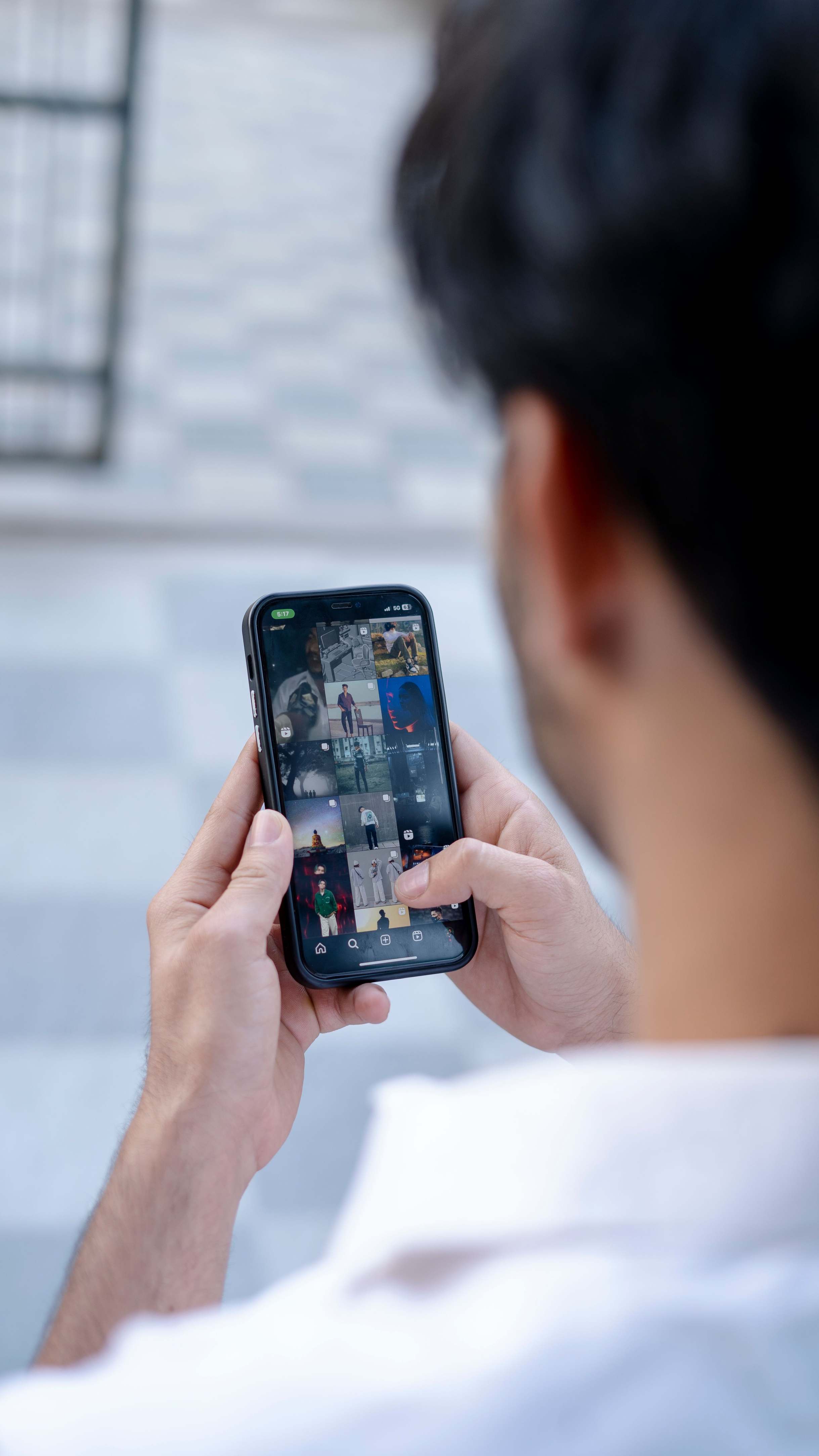 มือถือแสดงหน้าจอแอปพลิเคชันใกล้ชิด — smartphone holding