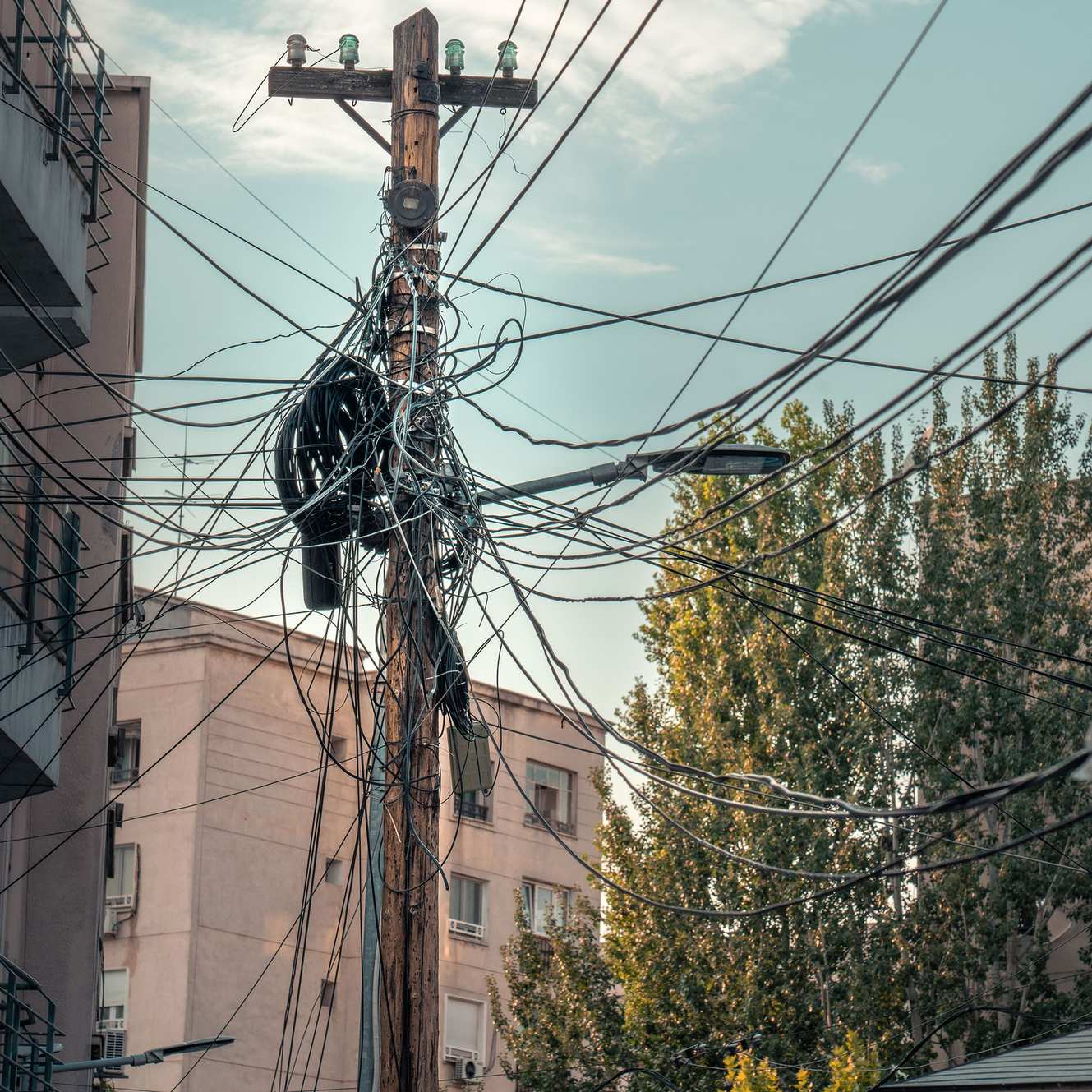 สายเคเบิลและโครงสร้างพื้นฐานในเมือง — cables infrastructure